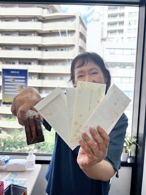 景品を持つ社長夫人